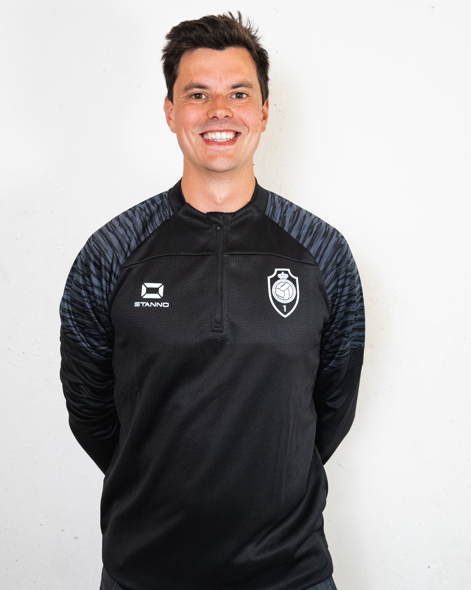 Sportarts onderzoekt de knie van een atleet in een moderne praktijk